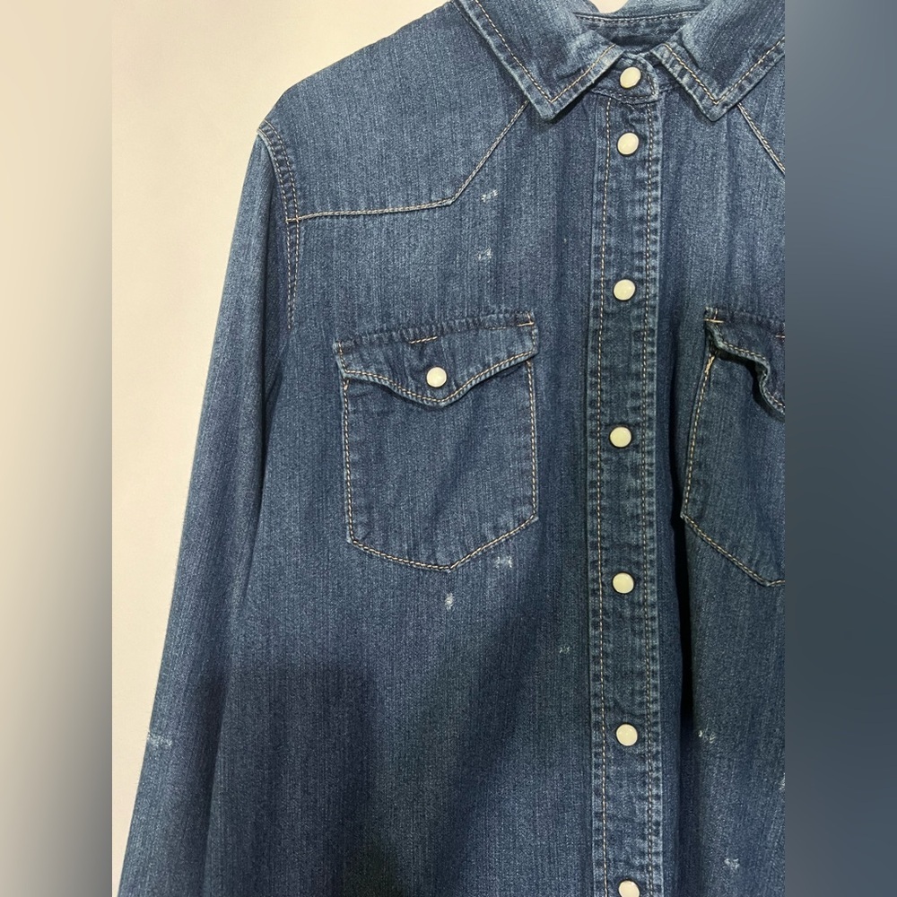BDG Blue Distressed Denim Button Down Shirt Size Large Coastal Cowgirl Rodeo‎ - Picture 3 of 8